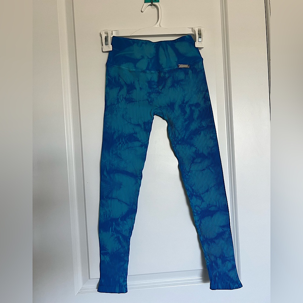 Blue tie dye bombshell sports leggings, In like new condition.